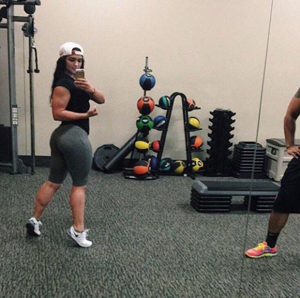 Vücuduyla dikkat çeken fitness güzeli Natascha Encinosa  