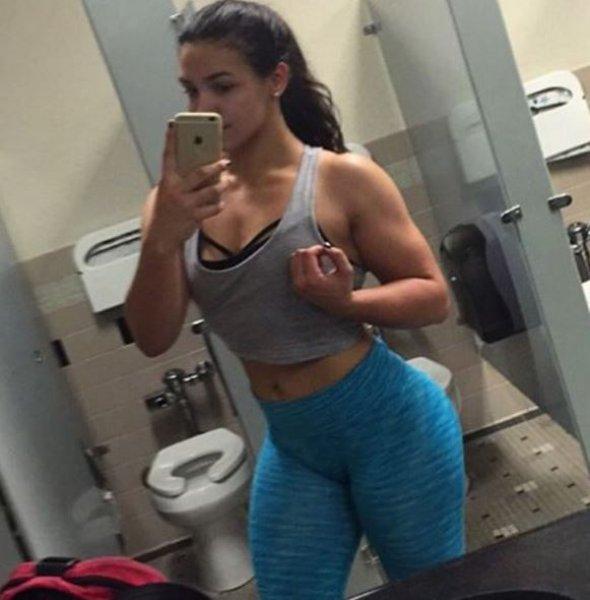 Vücuduyla dikkat çeken fitness güzeli Natascha Encinosa  