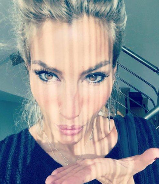 Çağla Şıkel hastaneye kaldırıldı 