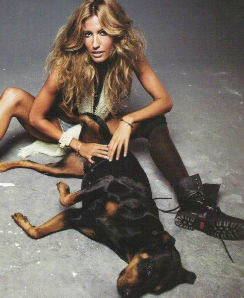 Çağla Şıkel hastaneye kaldırıldı 