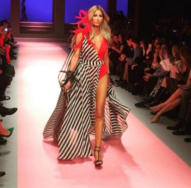 Çağla Şıkel hastaneye kaldırıldı 