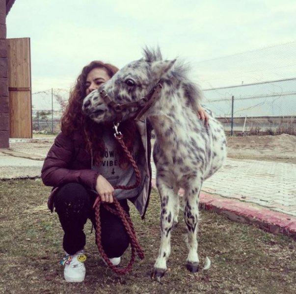 Özge Özpirinçci yeni yaşını kutladı