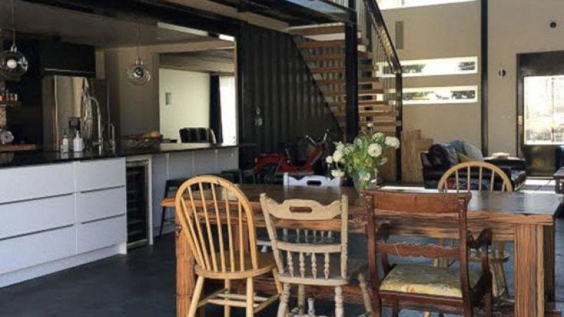 ABD'li çift  konteynırlardan villa yaptı