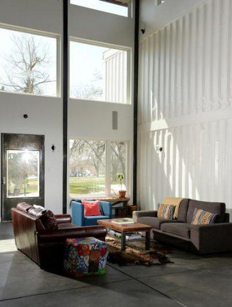 ABD'li çift  konteynırlardan villa yaptı