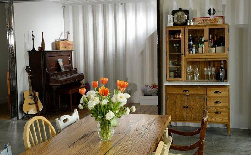 ABD'li çift  konteynırlardan villa yaptı