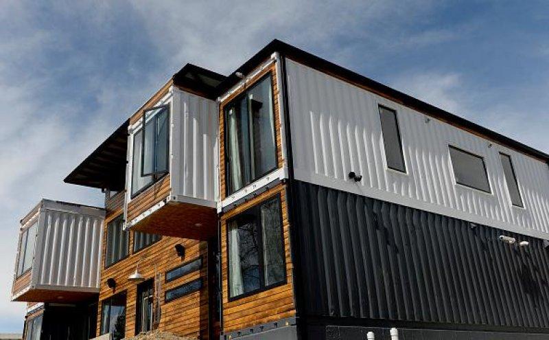 ABD'li çift  konteynırlardan villa yaptı