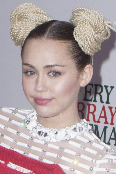 Miley Cyrus’a kedi saldırdı