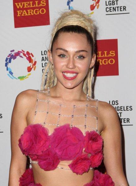 Miley Cyrus’a kedi saldırdı