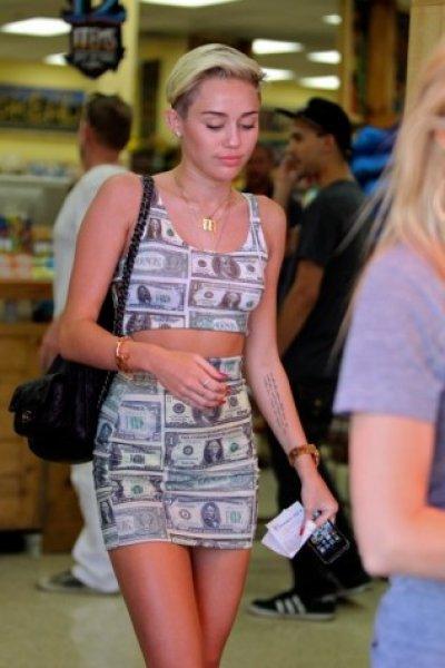 Miley Cyrus’a kedi saldırdı