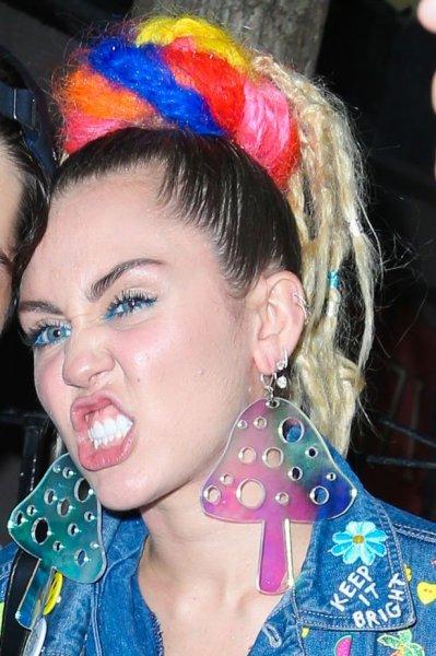 Miley Cyrus’a kedi saldırdı
