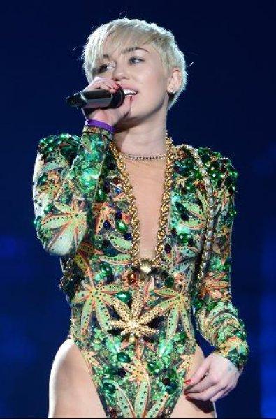 Miley Cyrus’a kedi saldırdı