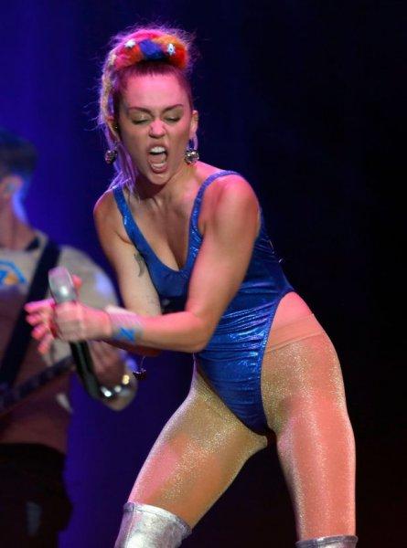 Miley Cyrus’a kedi saldırdı