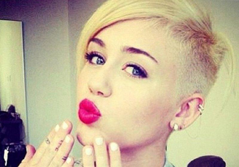 Miley Cyrus’a kedi saldırdı