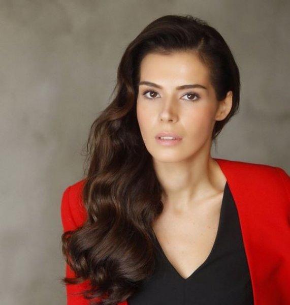 Güzel oyuncu Hatice Şendil'den mutluluk pozu