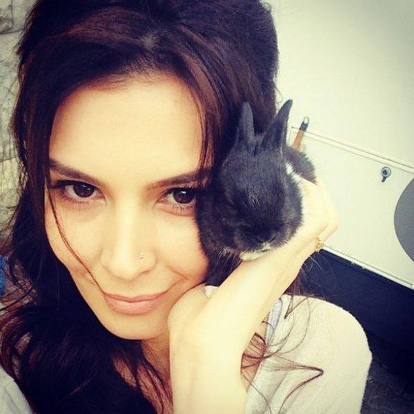 Güzel oyuncu Hatice Şendil'den mutluluk pozu