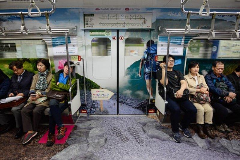 Güney Kore'nin başkenti Seul'de metrolar rengarenk