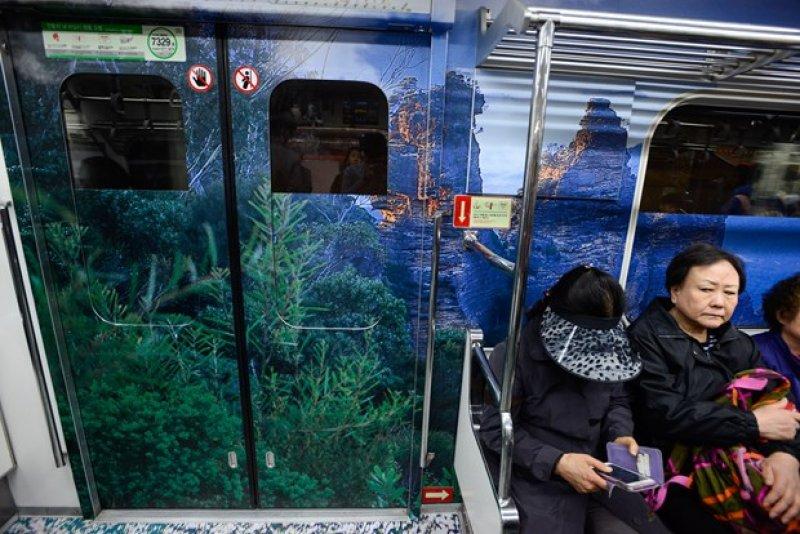 Güney Kore'nin başkenti Seul'de metrolar rengarenk