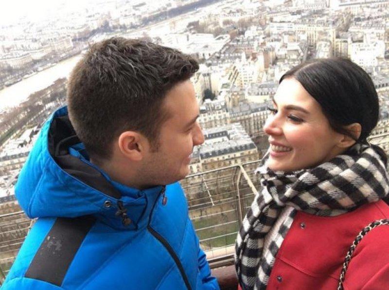 Güzel oyuncu Hatice Şendil'den mutluluk pozu