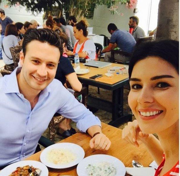 Güzel oyuncu Hatice Şendil'den mutluluk pozu