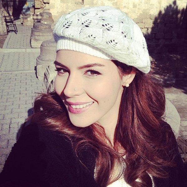 Güzel oyuncu Hatice Şendil'den mutluluk pozu