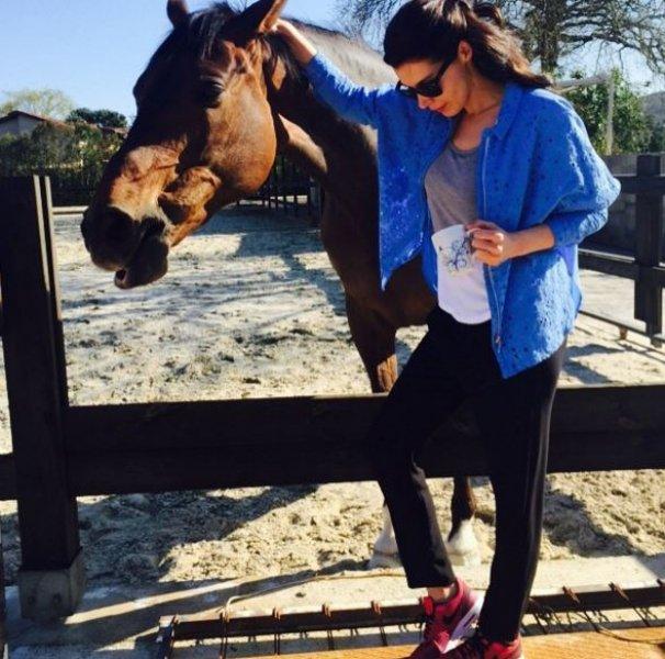 Güzel oyuncu Hatice Şendil'den mutluluk pozu