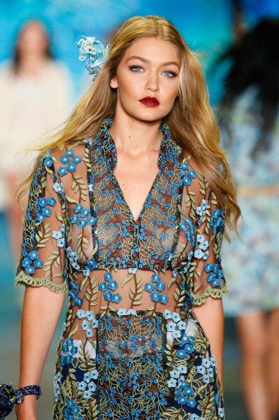 Gigi Hadid sevgilisiyle romantik pozlar verdi 