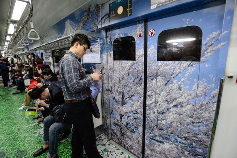 Güney Kore'nin başkenti Seul'de metrolar rengarenk