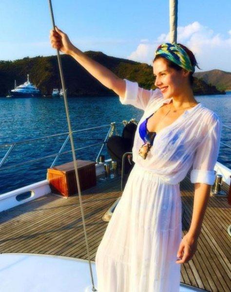 Güzel oyuncu Hatice Şendil'den mutluluk pozu