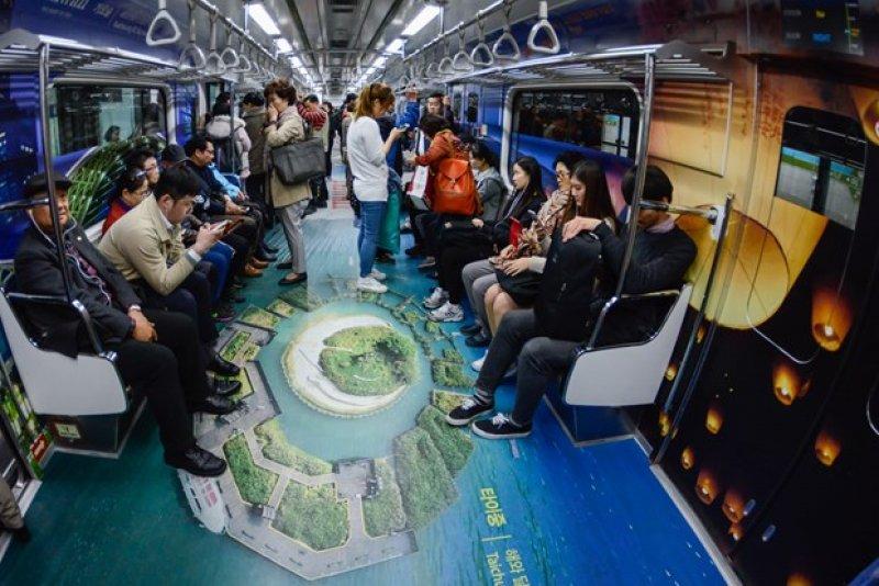 Güney Kore'nin başkenti Seul'de metrolar rengarenk