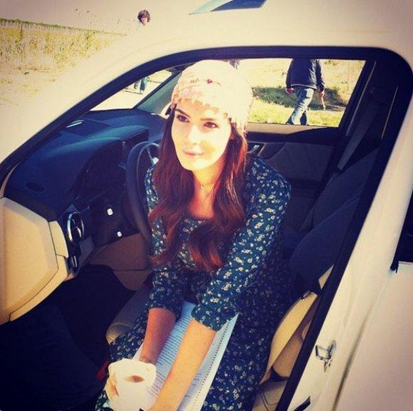 Güzel oyuncu Hatice Şendil'den mutluluk pozu