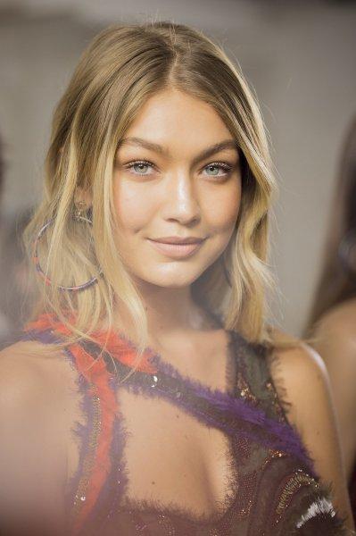 Gigi Hadid sevgilisiyle romantik pozlar verdi 