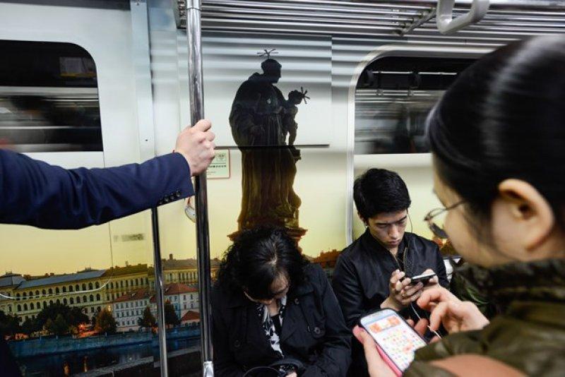 Güney Kore'nin başkenti Seul'de metrolar rengarenk