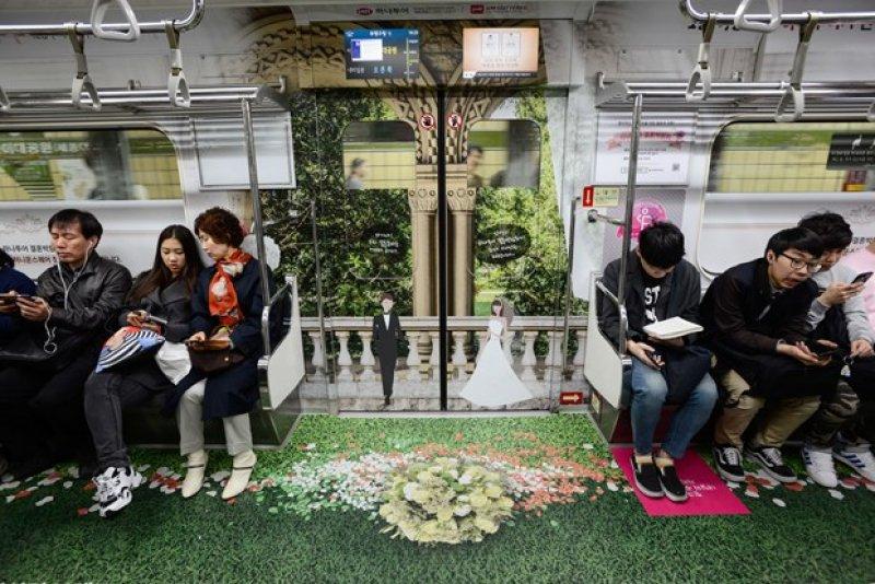 Güney Kore'nin başkenti Seul'de metrolar rengarenk