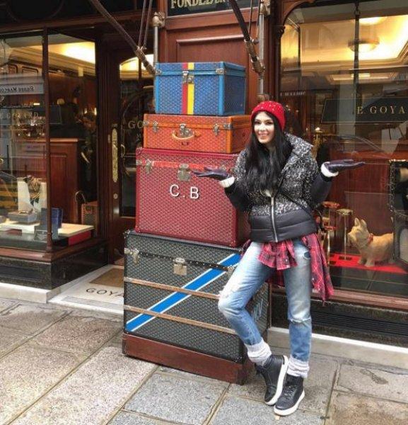 Güzel oyuncu Hatice Şendil'den mutluluk pozu