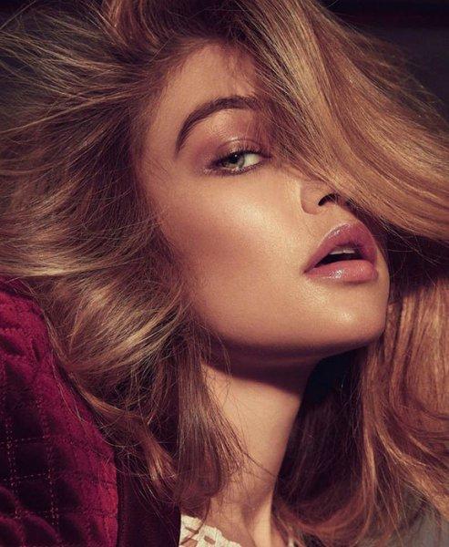 Gigi Hadid sevgilisiyle romantik pozlar verdi 