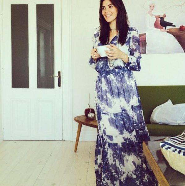 Güzel oyuncu Hatice Şendil'den mutluluk pozu