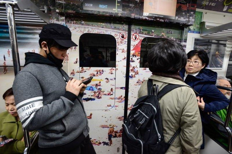 Güney Kore'nin başkenti Seul'de metrolar rengarenk