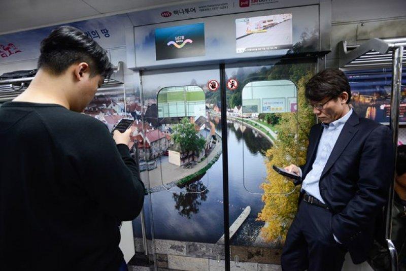 Güney Kore'nin başkenti Seul'de metrolar rengarenk