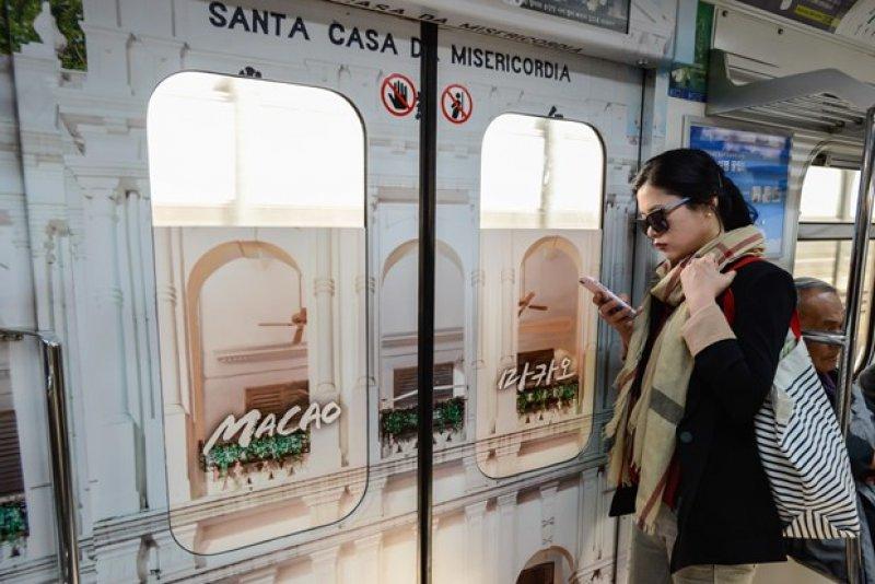 Güney Kore'nin başkenti Seul'de metrolar rengarenk