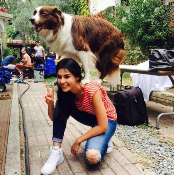 Güzel oyuncu Hatice Şendil'den mutluluk pozu