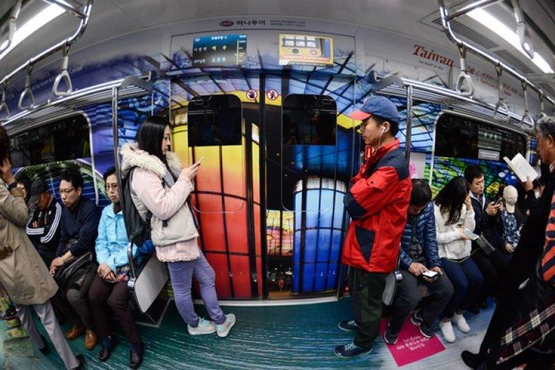 Güney Kore'nin başkenti Seul'de metrolar rengarenk