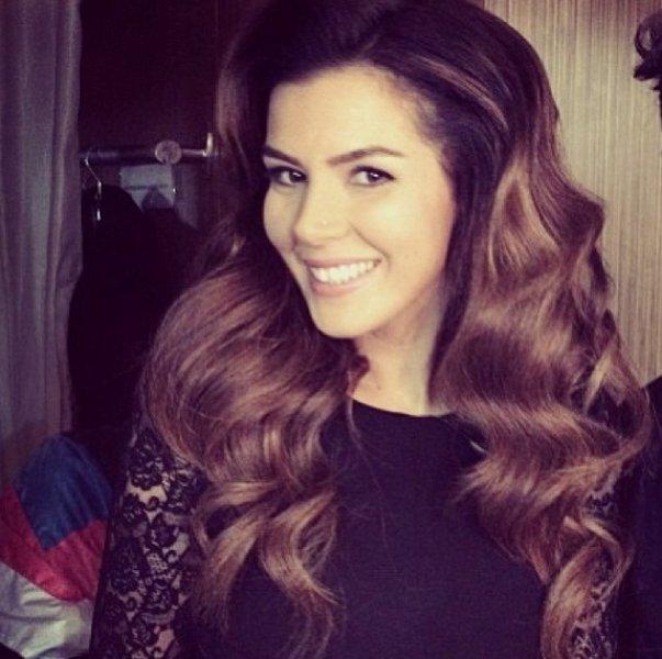 Güzel oyuncu Hatice Şendil'den mutluluk pozu