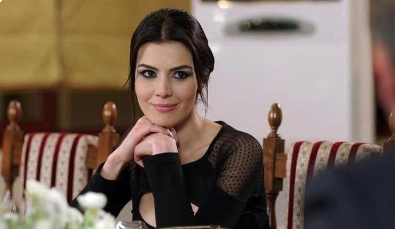 Güzel oyuncu Hatice Şendil'den mutluluk pozu