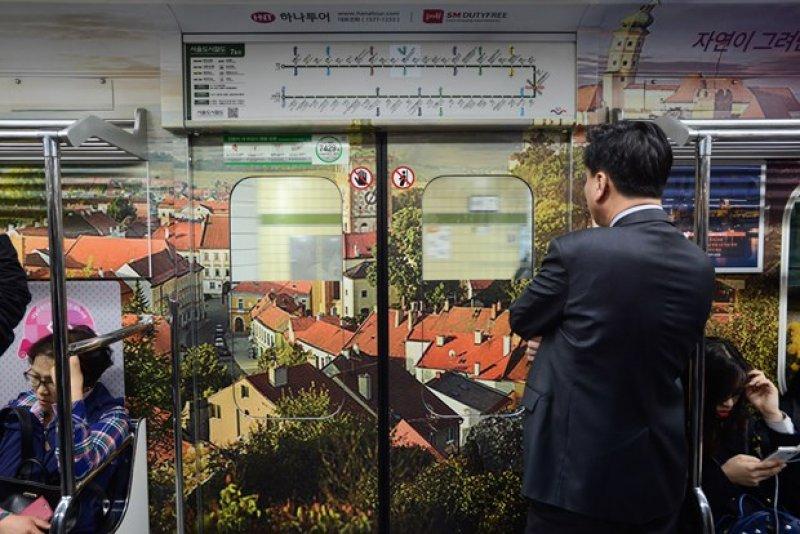 Güney Kore'nin başkenti Seul'de metrolar rengarenk