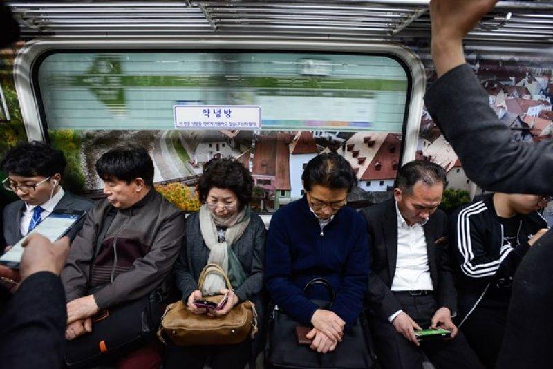 Güney Kore'nin başkenti Seul'de metrolar rengarenk