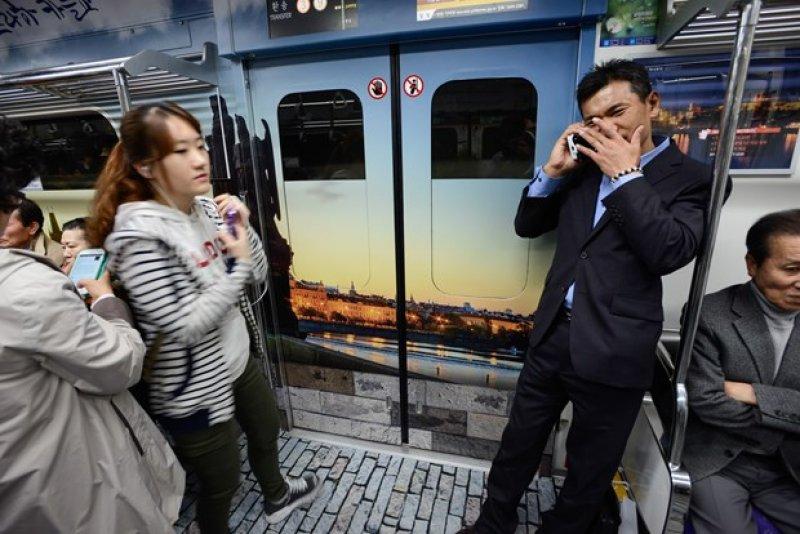 Güney Kore'nin başkenti Seul'de metrolar rengarenk