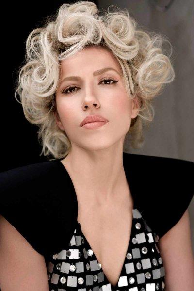 Burcu Güneş Konyaspor için marş yaptı