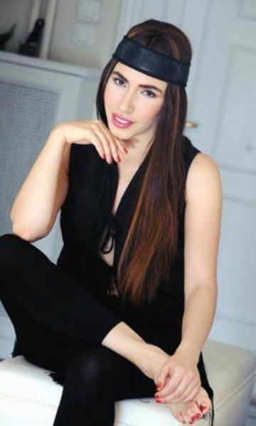 Burcu Güneş Konyaspor için marş yaptı