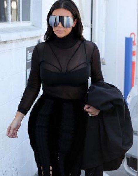 Kim Kardashian yine transparan