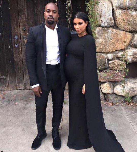 Kim Kardashian yine transparan